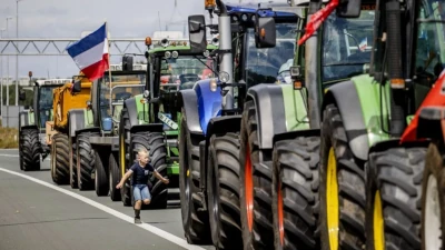 Shock Video: Netherlands Police Use Heavy Machinery to Overturn Tractors with Farmers INSIDE