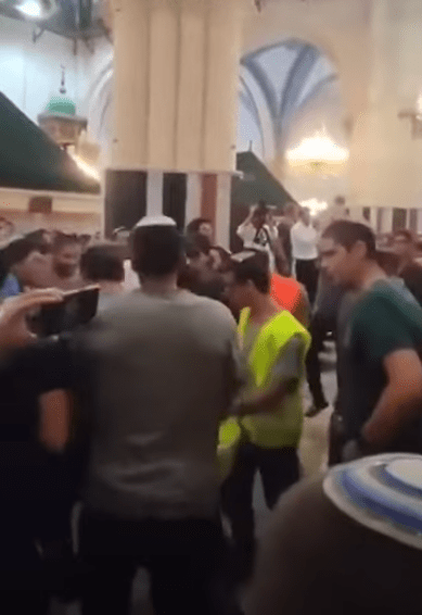 Orthodox Jews sing and dance inside Ibrahimi Mosque - Watch